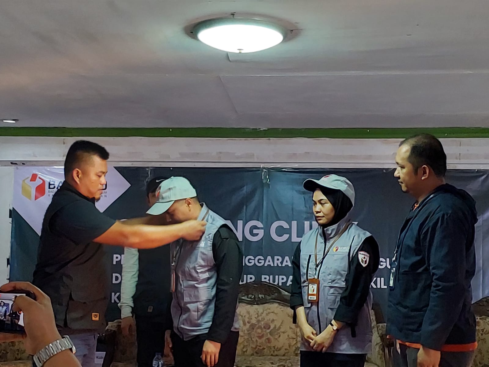 Siap Awasi Pilkada 2024, Bawaslu Kaltara Serahkan Atribut Pengawasan ke Panwas Kecamatan dan PKD