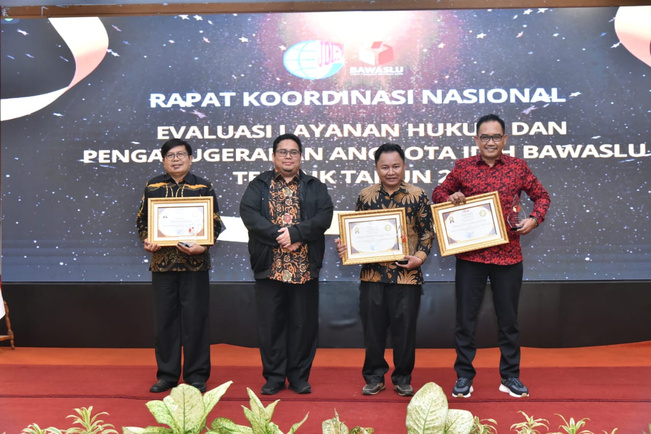 Juara Satu Dalam Ajang JDIH Bawaslu Awards Tahun 2022, JDIH Bawaslu Kaltara Sumbang Kado Istimewa Di Akhir Tahun.