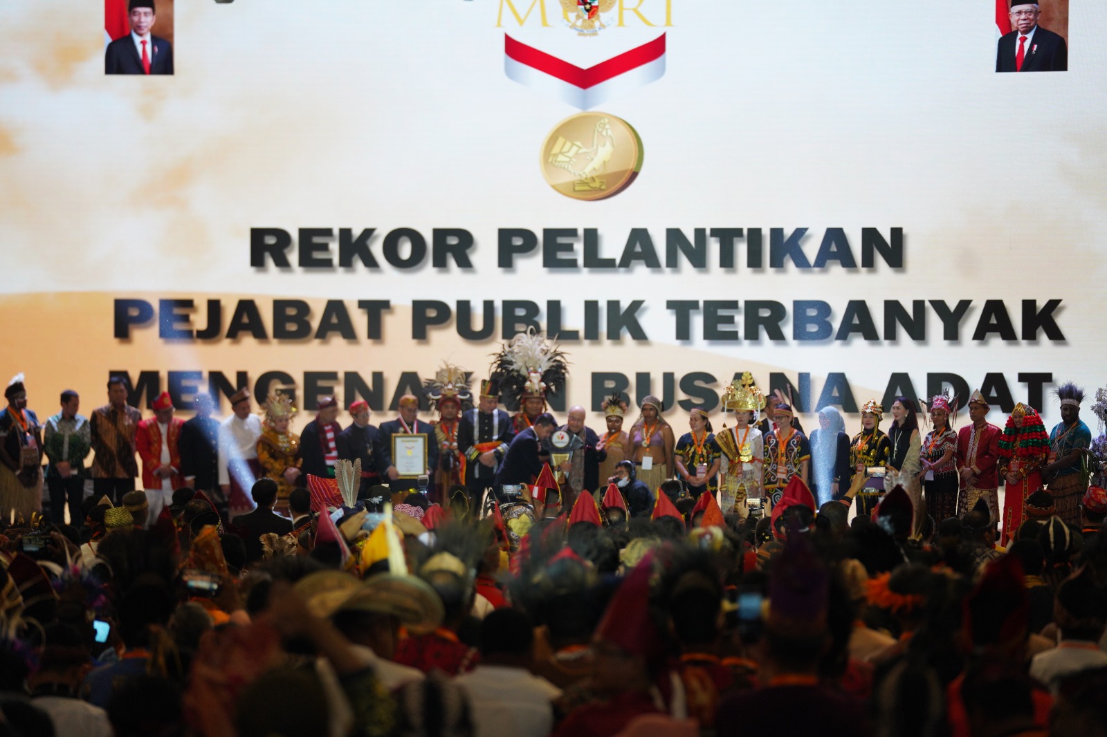 Bawaslu Capai Rekor Muri : Mengenakan Baju Adat Nasional Terbanyak Pada Pelantikan Anggota Bawaslu Kabupaten/Kota Se Indonesia