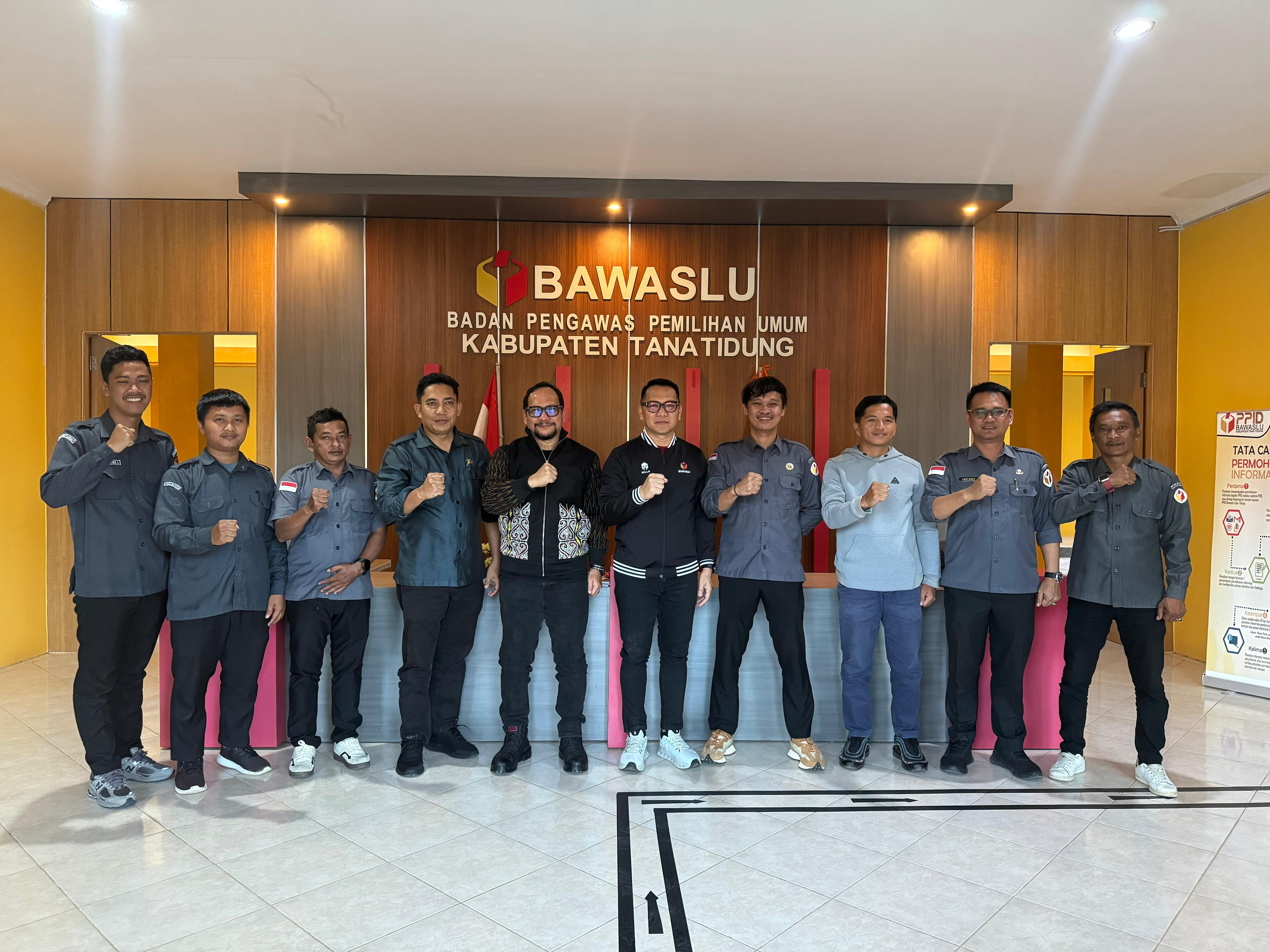 Foto bersama jajaran sekretariat Bawaslu Kabupaten Tana Tidung