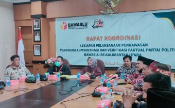 Bawaslu Kaltara serahkan akun Sipol kepada Bawaslu Kabupaten Kota.