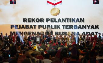 Bawaslu Capai Rekor Muri : Mengenakan Baju Adat Nasional Terbanyak Pada Pelantikan Anggota Bawaslu Kabupaten/Kota Se Indonesia