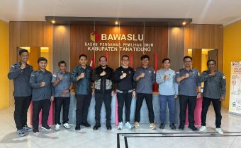 Foto bersama jajaran sekretariat Bawaslu Kabupaten Tana Tidung