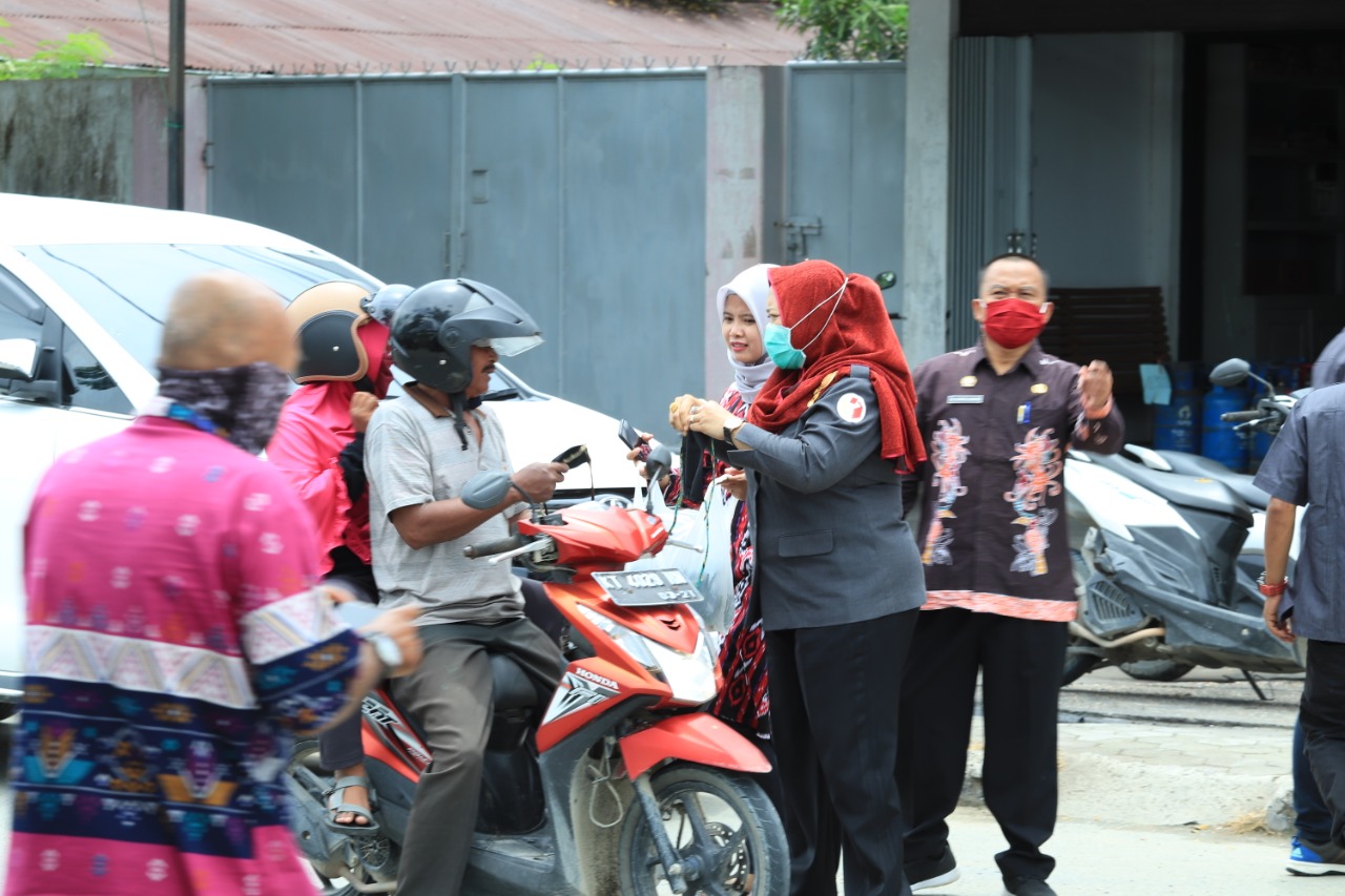 Bagi-bagi masker yang dilakukan langsung oleh ketua, kepala sekretariat dan staf bawaslu kaltara