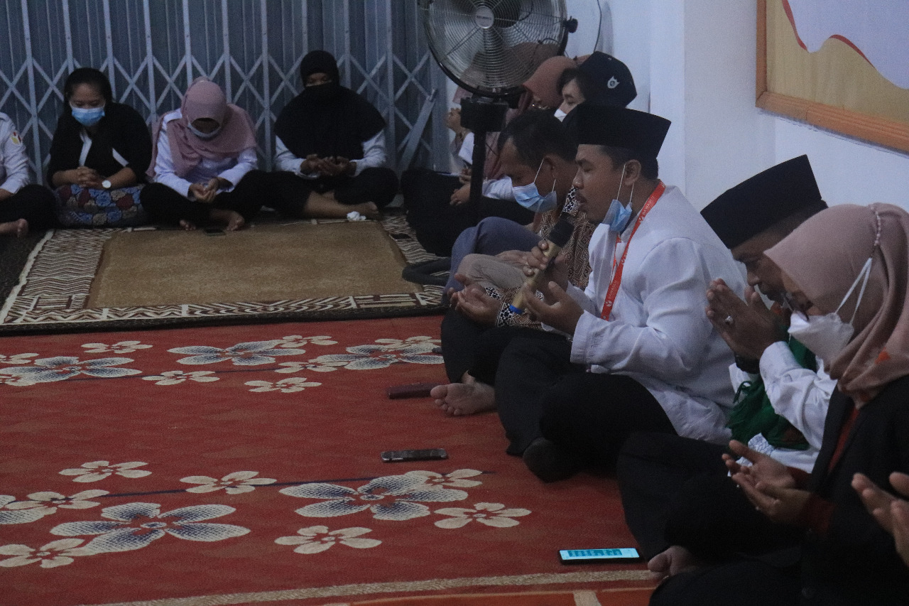Kordiv SDMO Arif Rochman saat membacakan doa dan harapan untuk Bawaslu Kaltara.
